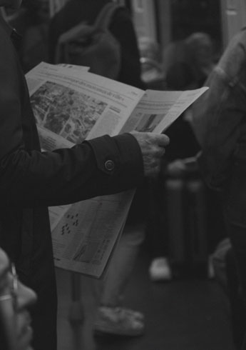 photo noir et blanc journal dans le métro