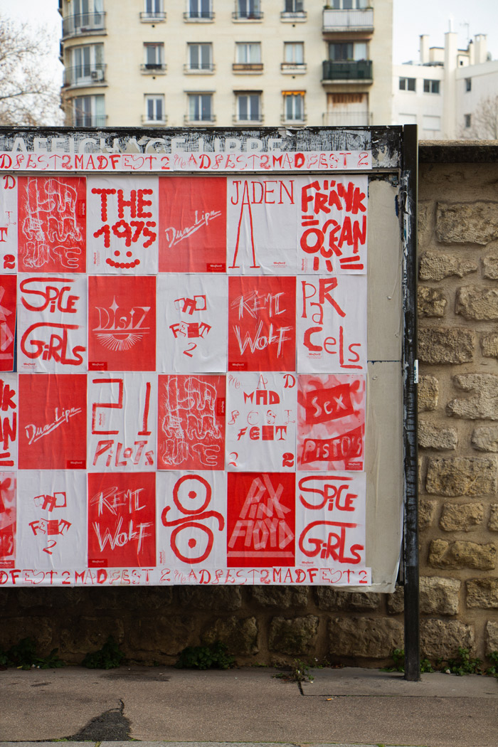 panneau d'affichage affiches rouge