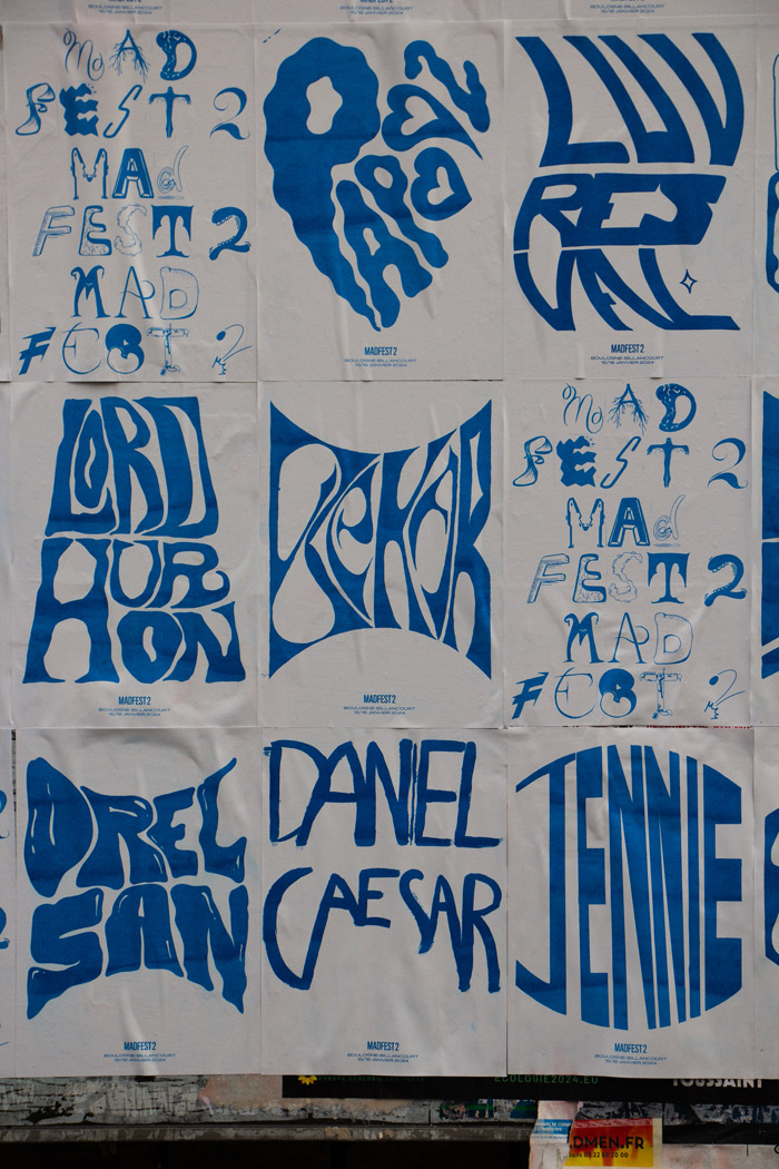 affiches madfest bleu sur panneau