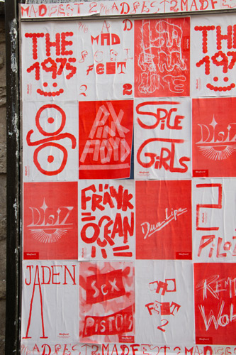 panneau d'affichage affiches rouge