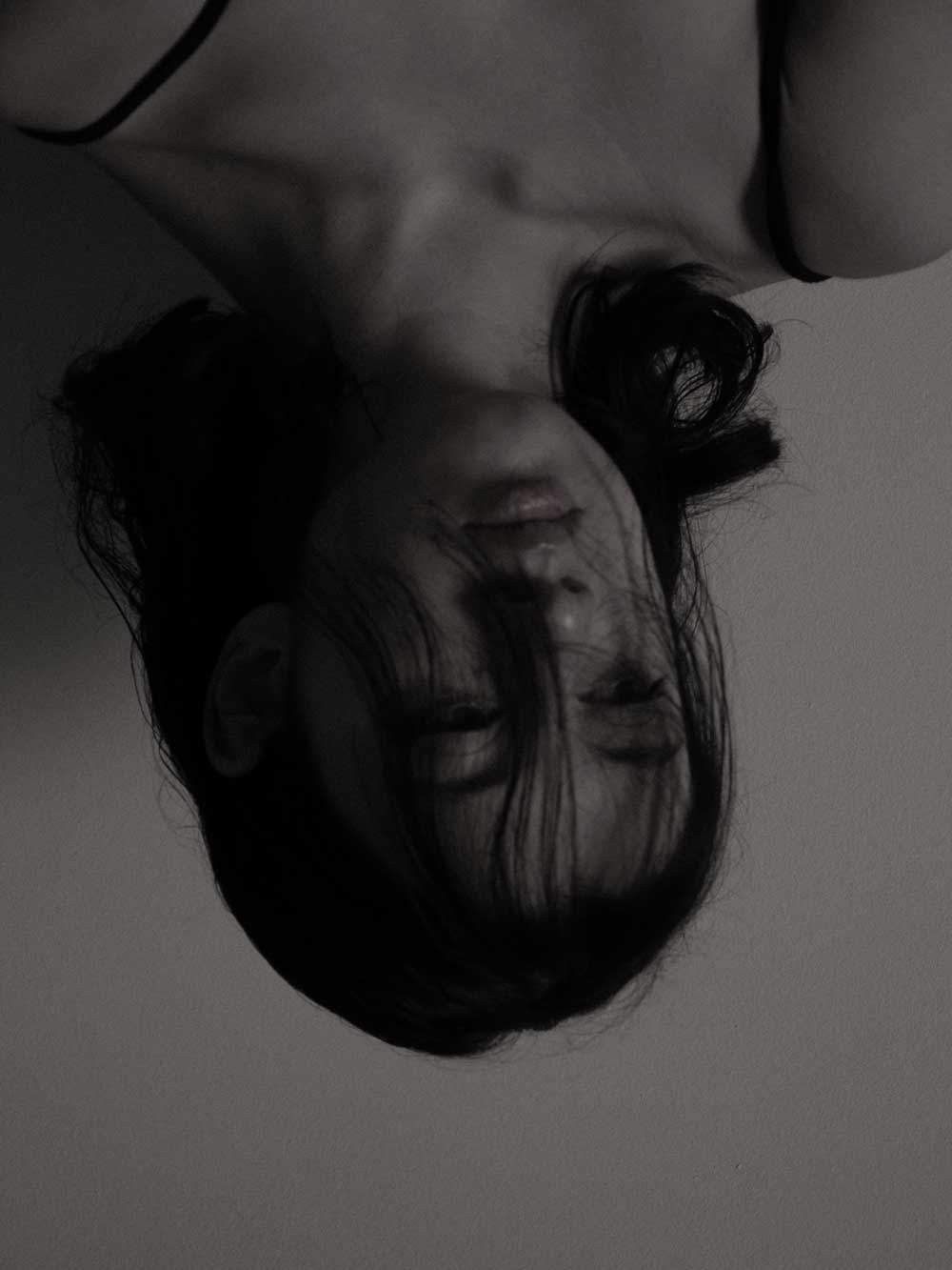 portrait serena taleb noir et blanc