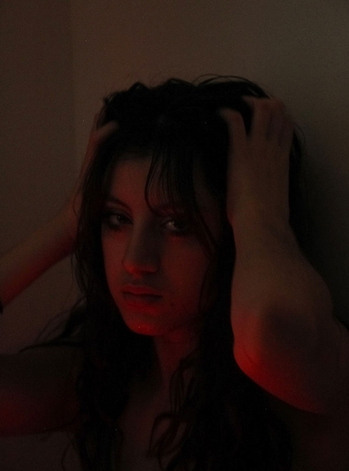 photo portrait rouge Serena Taleb