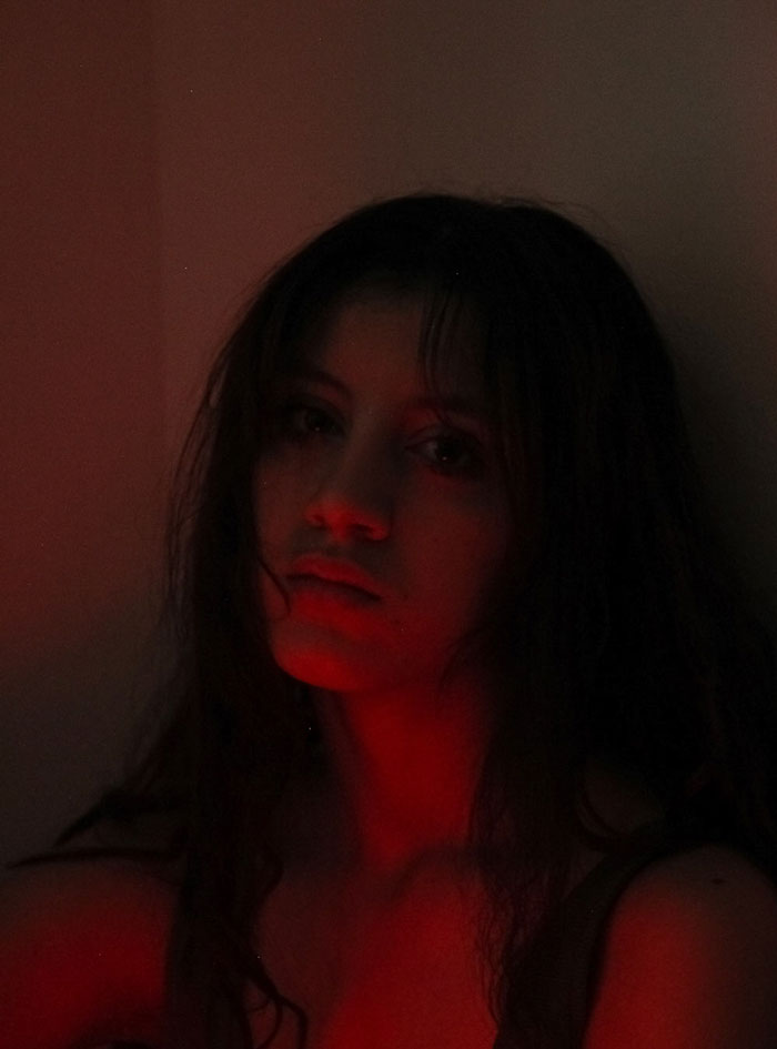 photo portrait rouge Serena Taleb